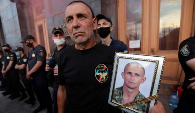 Батько загиблого морпіха Журавля, якого залишили пораненим у "сірій зоні", звинуватив Хомчака у брехні