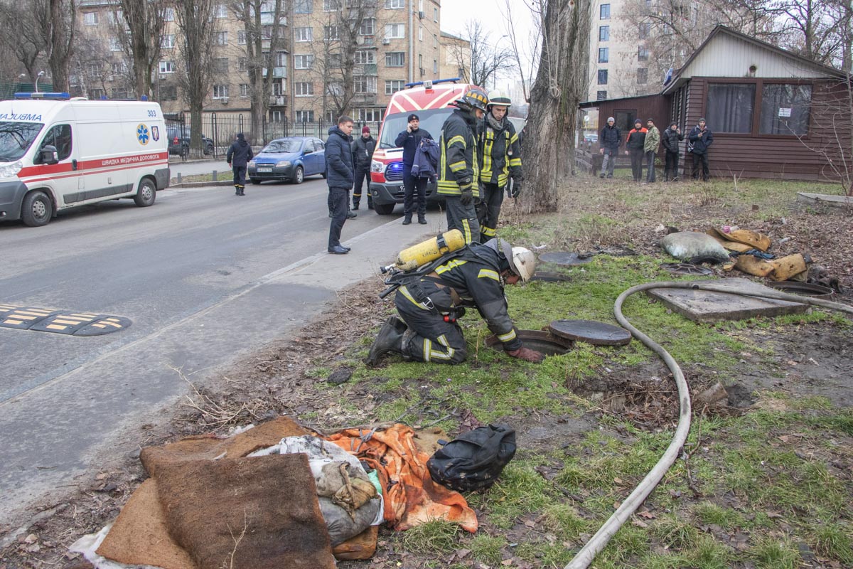 У Києві на Корчуватому в палаючому колекторі знайшли тіла трьох чоловіків