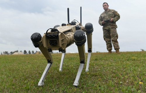 Американскую авиабазу начали охранять собаки-роботы