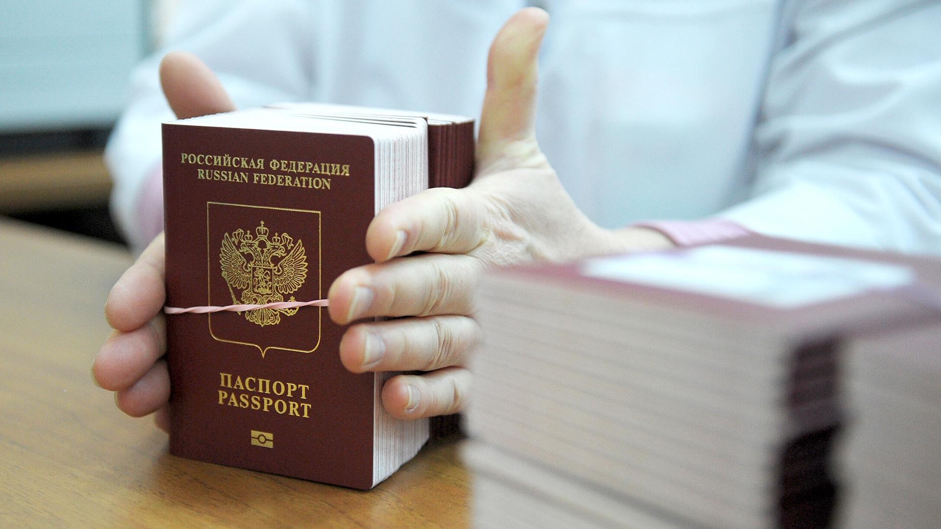 Росія хоче вилучити українські паспорти в ОРДЛО до 2025 року – Гармаш