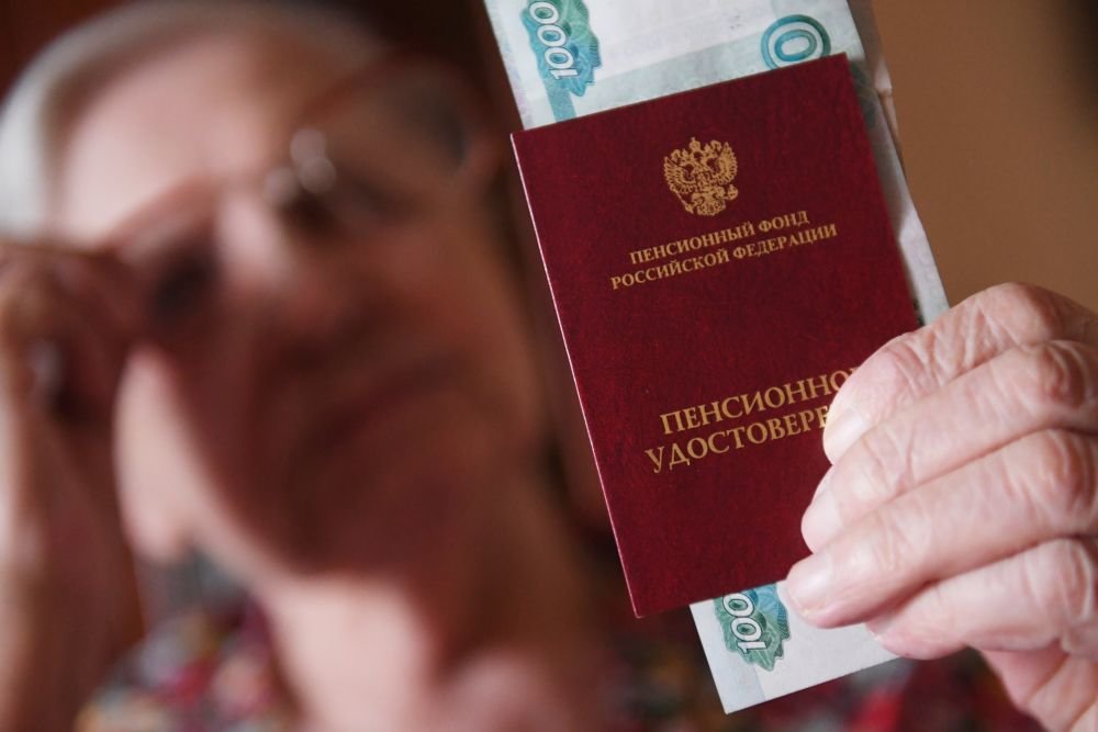 У Росії 90-річна жінка кілька місяців отримувала пенсію "білетами банку приколів"