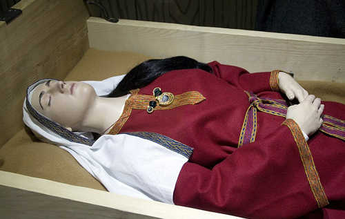 У Темні віки англійських знатних дам-християнок закопували прямо з ліжками