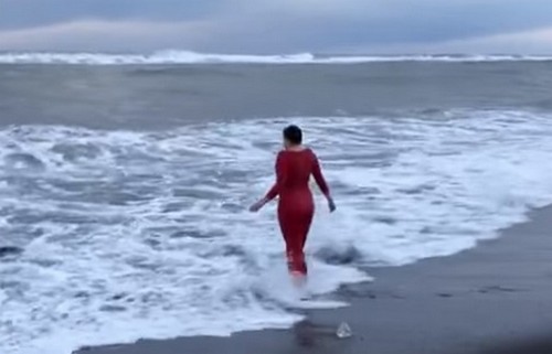 Надія Савченко здивувала соцмережу купанням у Північному льодовитому океані