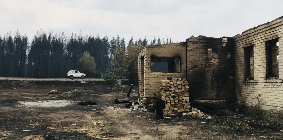 "Люди сидять біля згорілих будинків і не розуміють, що їм робити". Як виглядає село Смолянинове, де згоріли понад 20 будинків. ФОТО