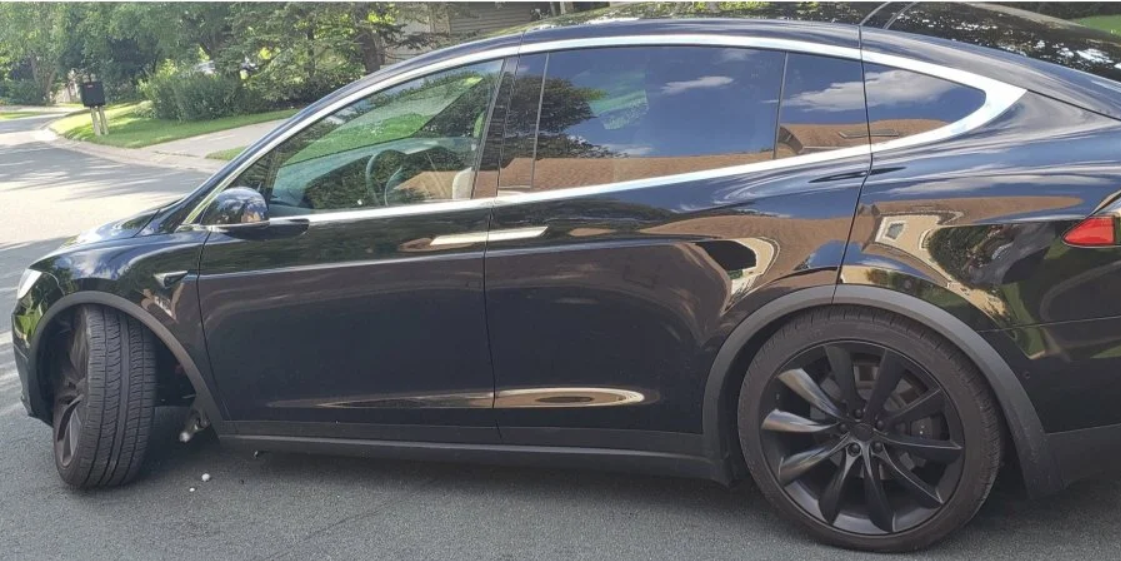 Власник нової Tesla Model X заявив про серйозну проблему з підвіскою електрокара. ФОТО
