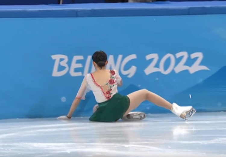 Українська фігуристка розплакалася на Олімпіаді після падіння на лід та удару об борт під час виступу. ВІДЕО