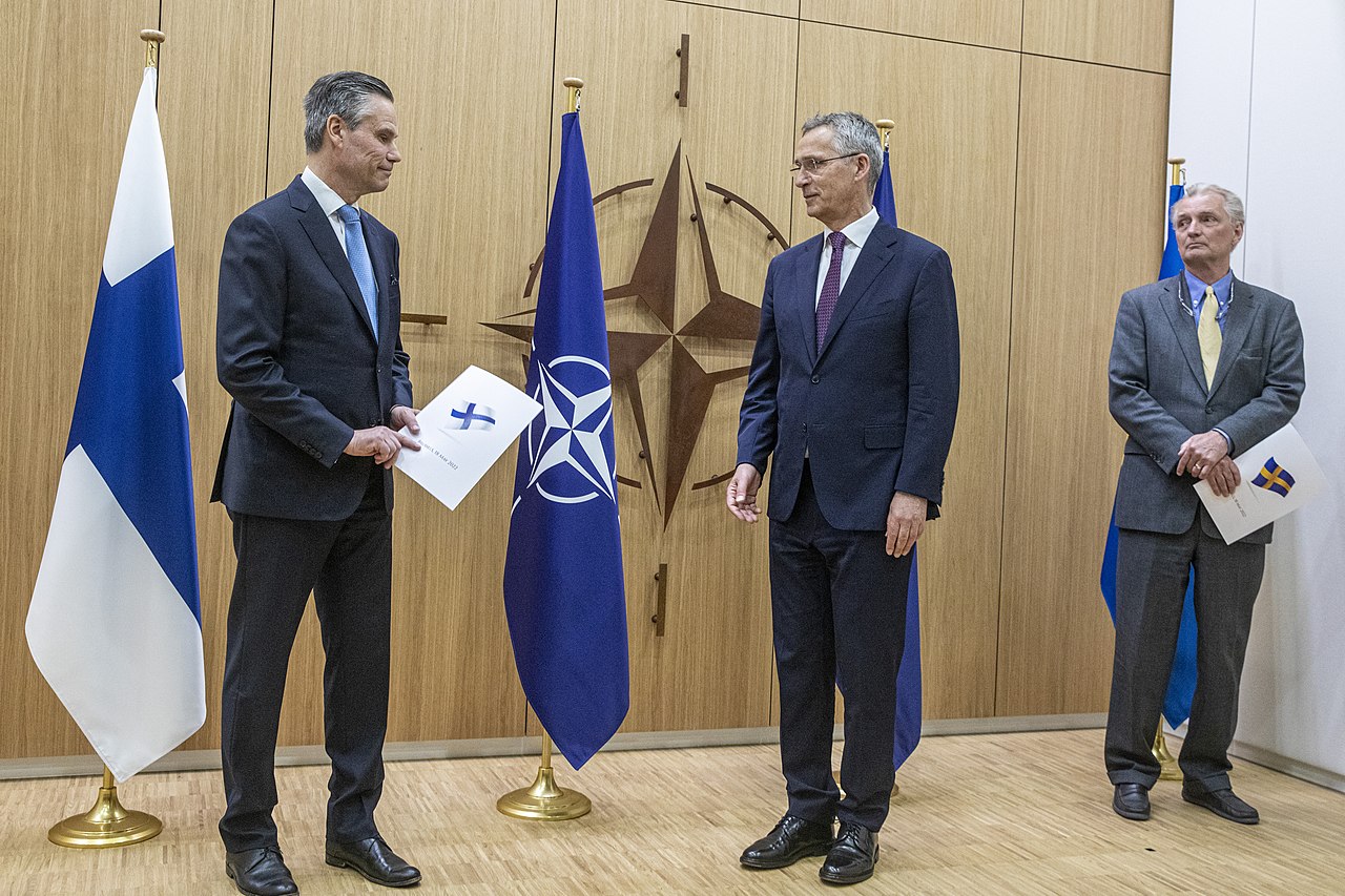 Посли Фінляндії та Швеції подають заявки на вступ до НАТО генеральному секретарю Єнсу Столтенберґу