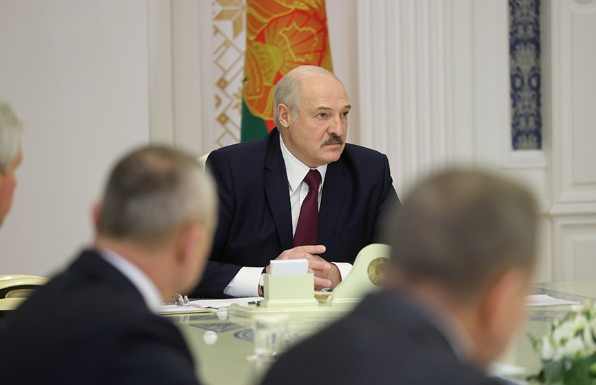 Економіка диктатора. Лукашенко наказав стримати ціни і працевлаштувати "всіх дармоїдів"