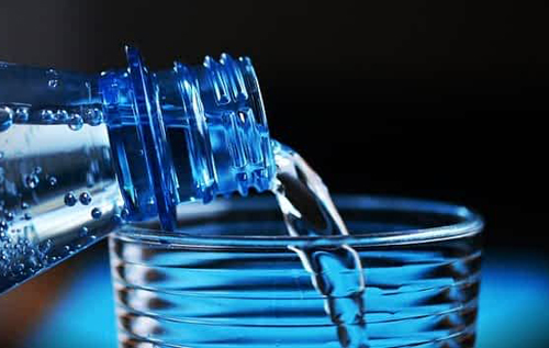 У США дитина випила шість пляшок води та потрапила до лікарні з водним отруєнням