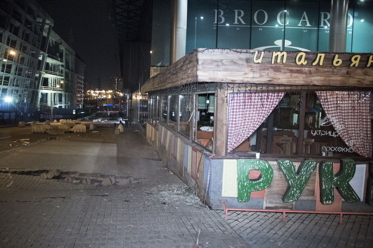 У Києві біля ТРЦ "Ocean Plaza" з'явився ще один провал дорожнього покриття. ФОТО