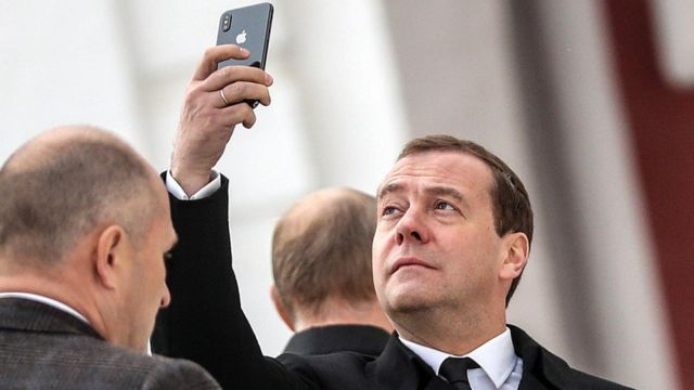 Арестович о статье Медведева об Украине: Если бы вы доверились Siri окончательно, тексты, выходящие из-под ваших перьев, сильно выиграли бы в качестве
