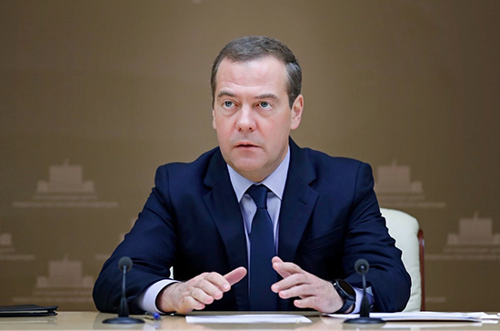 Медведев периодически пытается напоминать о себе, в том числе и статьями на разные темы, при этом он пытается показать себя "верным путинцем" – Фесенко 