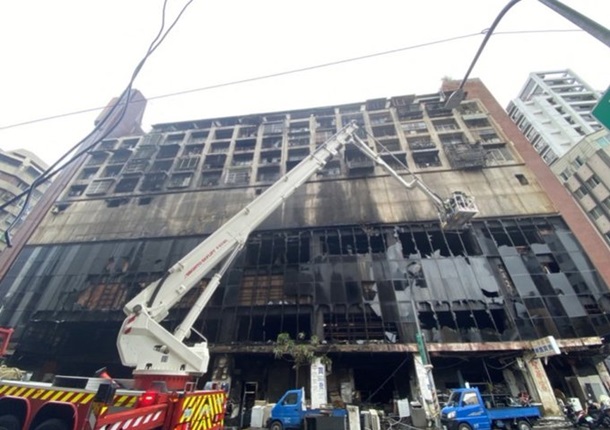 На Тайване при пожаре в многоэтажке заживо сгорели 50 человек