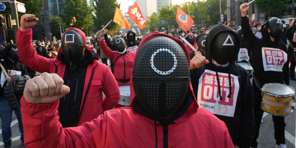 В Южной Корее 80 тысяч человек вышли на протесты в костюмах из "Игры в кальмара". Что происходит?