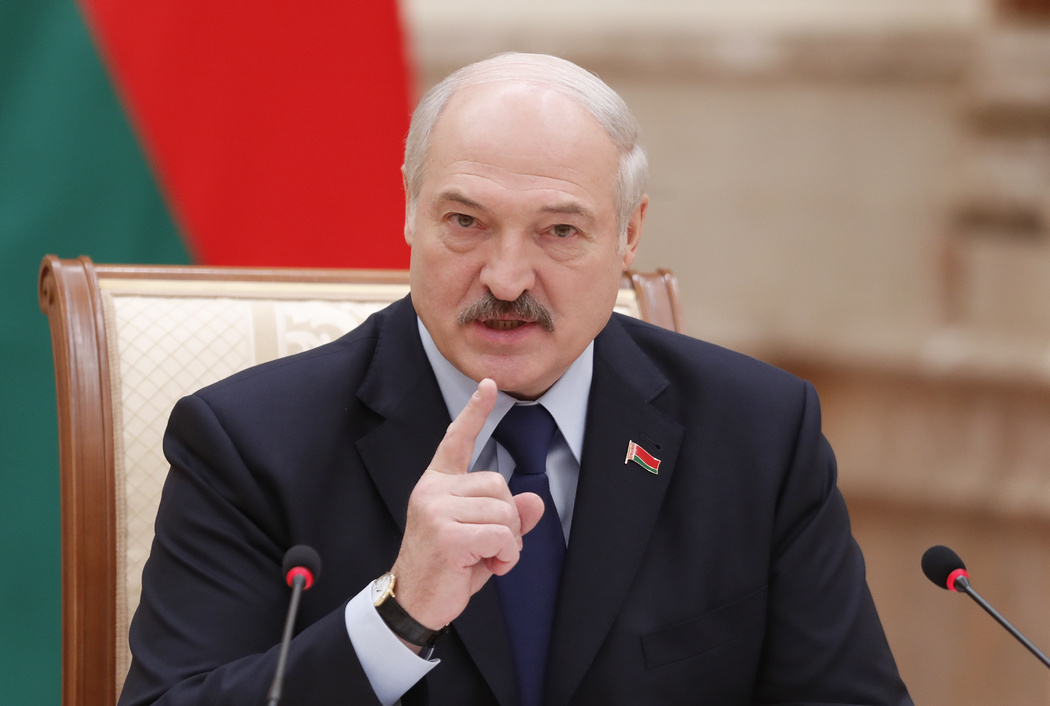 "За батьку": во Дворце независимости в Минске выставили автомат Лукашенко 