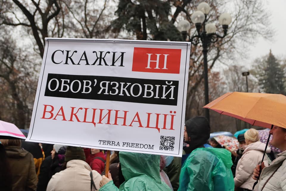 Надія Савченко засвітилася на мітингу противників вакцинації у Києві й виступила із заявою