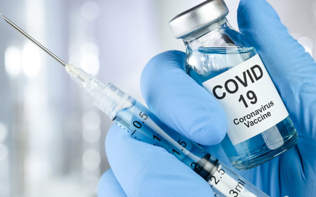 Врач развеял фейк о вакцинации от COVID-19: чип просто не протиснется через прорезь иглы