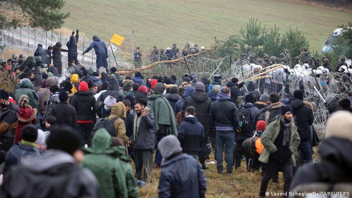 Лукашенко использует мигрантов как инструмент давления на ЕС – The Guardian