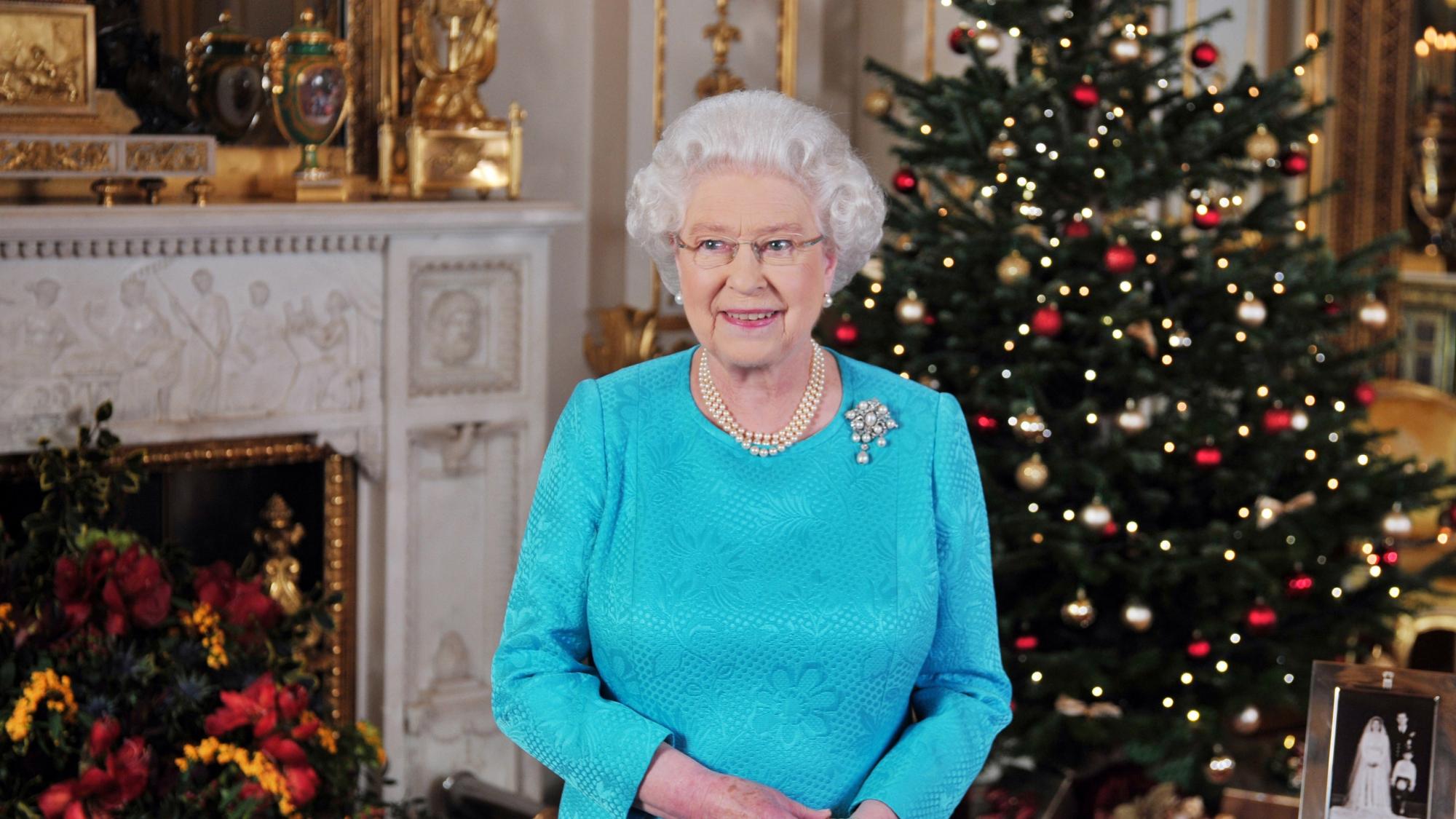 Елизавета II взвешивает гостей перед рождественским приёмом: зачем это нужно