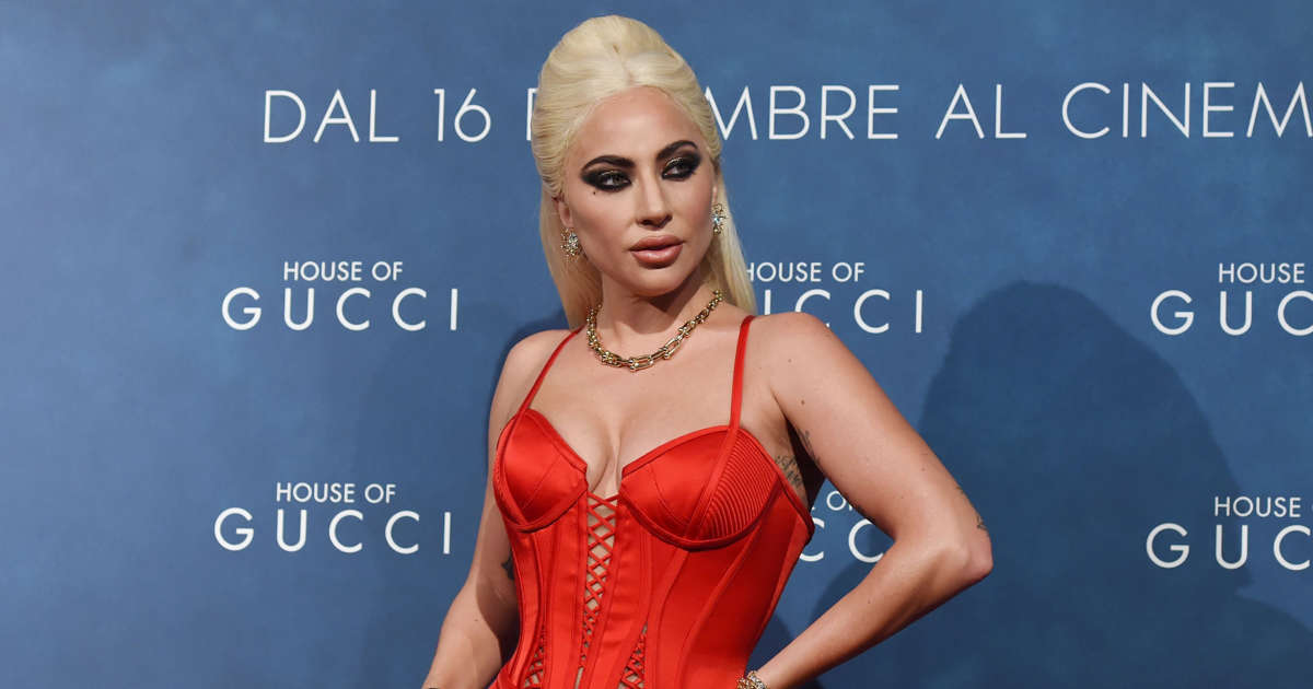 Леді Гага прийшла на прем'єру свого нового фільму у сексуальній червоній сукні від Versace. ФОТО
