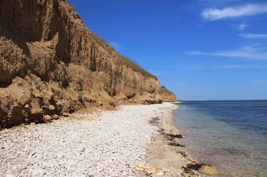 На пляже в Крыму вымыло человеческие скелеты. ВИДЕО