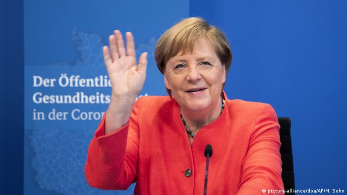 Шольц подарил Меркель на прощание куст кизила: на что намекнул "подарок со смыслом"