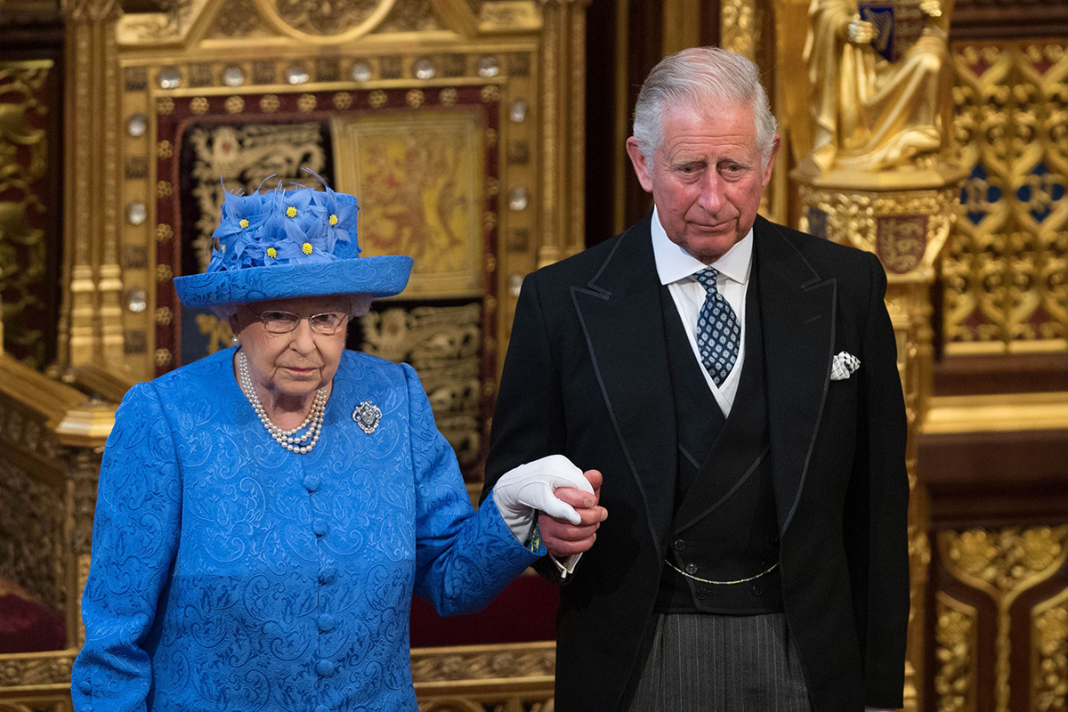 Вона все продумала: королева Єлизавета II передає справи синові Чарльзу