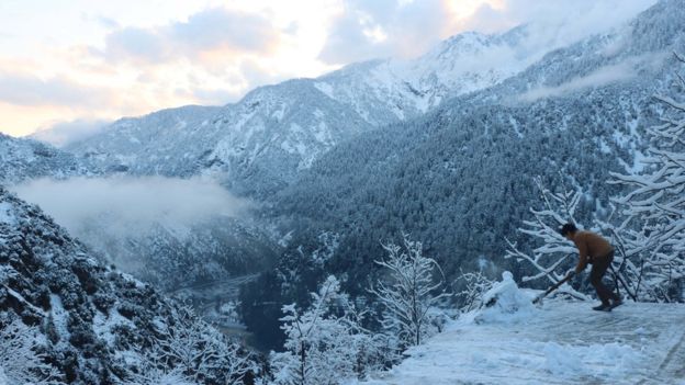В результате схода лавин в Кашмире погибли 67 человек, количество жертв может увеличиться