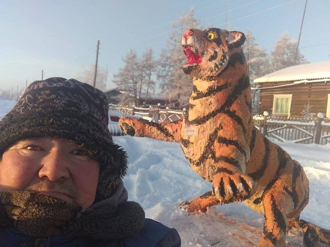 В России слепили из навоза скульптуру тигра