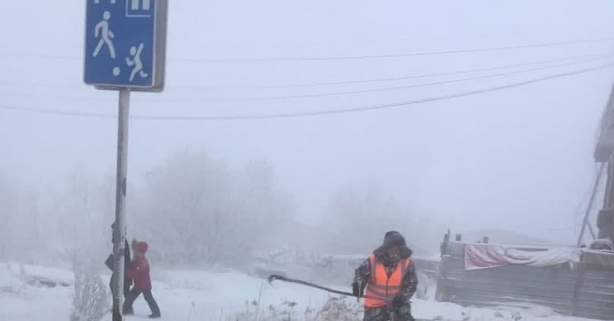 В России коммунальщики вышли косить траву в 50 градусов мороза