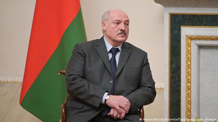 Лукашенко вручив букет людині без рук. ВІДЕО