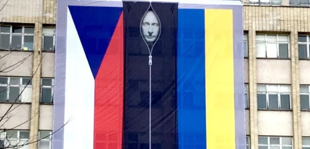 На будівлі МВС Чехії вивісили банер з трупом Путіна у пластиковому мішку