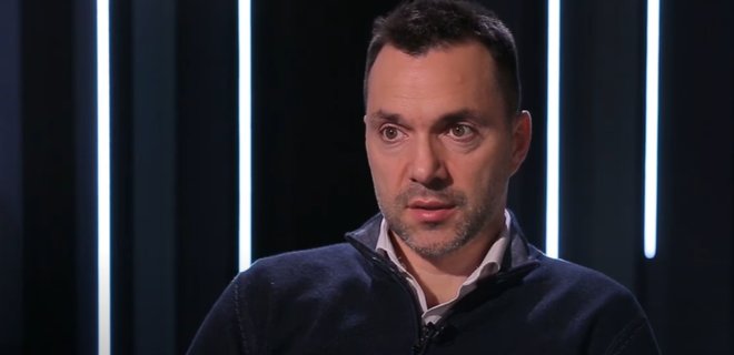 Арестович объяснил причину увольнения и намекнул на "шоу" вокруг Порошенко