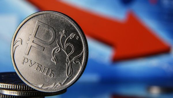 Банк Росії призупинив купівлю валюти через рекордний обвал рубля і падіння ринків