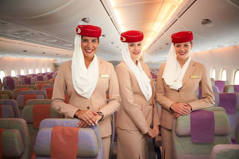 Стюардессам Emirates запретили толстеть: за всем следит "полиция веса", а даже за +2 кг сокращают зарплату