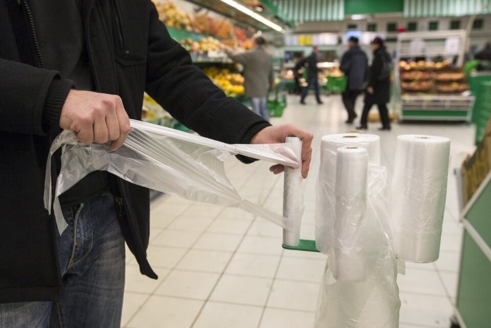 Відзавтра в Україні подорожчають пластикові пакети