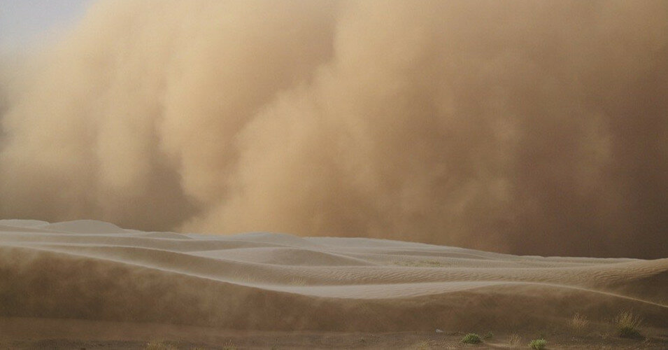 З Сахари вийшла величезна хмара пилу: деякі країни оголосили "жовтий" рівень небезпеки 
