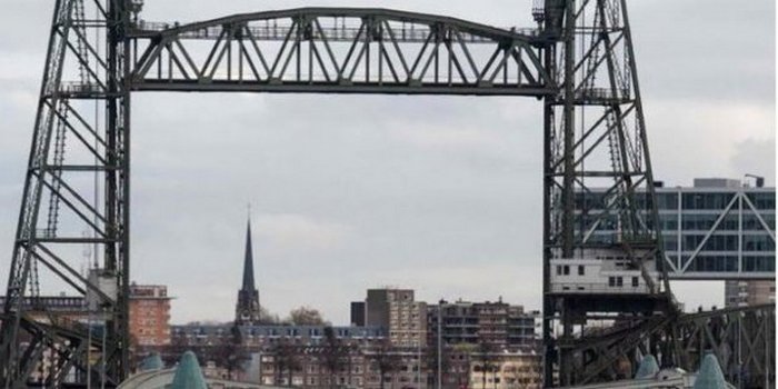 Роттердам погодився розібрати частину історичного мосту, щоб пропустити яхту Безоса