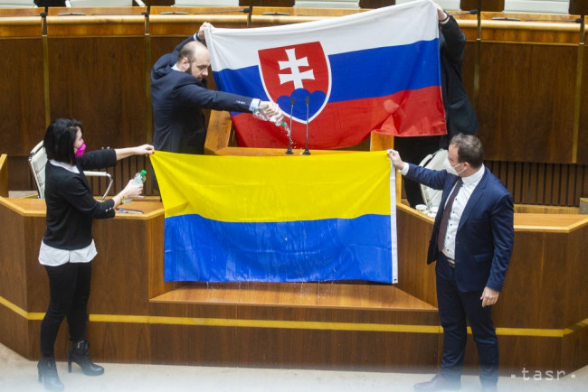 В Словакии депутат облил водой флаг Украины