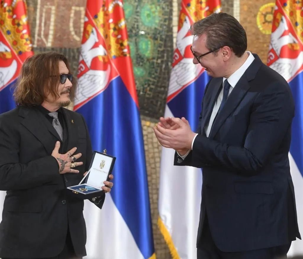 Скандальний Джонні Депп отримав медаль із рук президента Сербії
