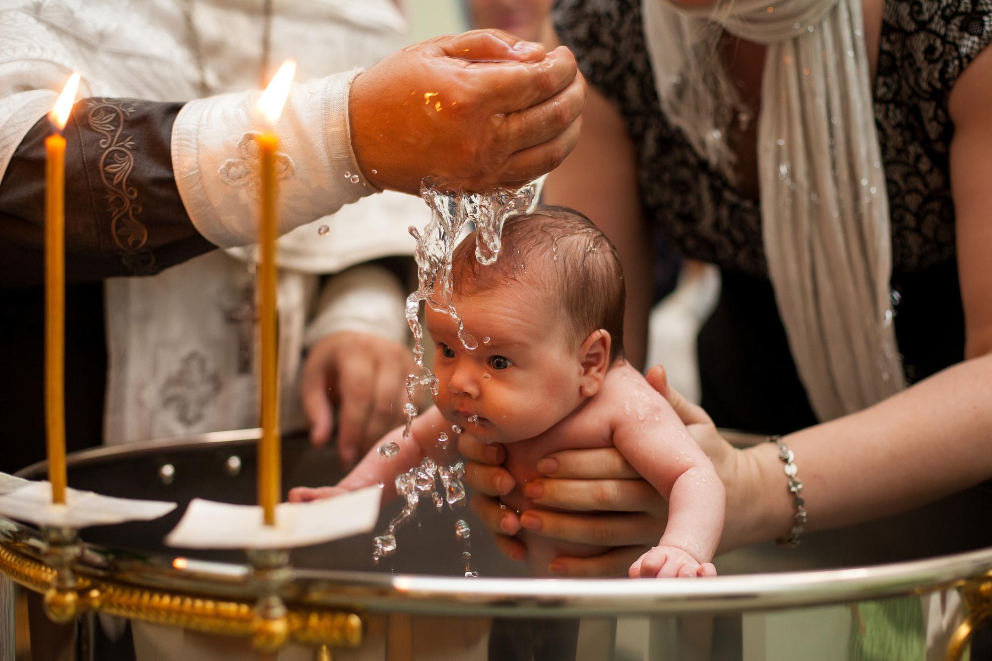 Тисячі католиків дізналися, що їхнє хрещення недійсне. Священник протягом 26 років помилявся під час обряду в одному слові
