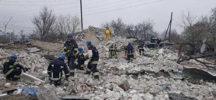 Пряме влучання в житлові будинки: окупанти завдали удару по Вільнянську на Запоріжжі, чотири людини загинули