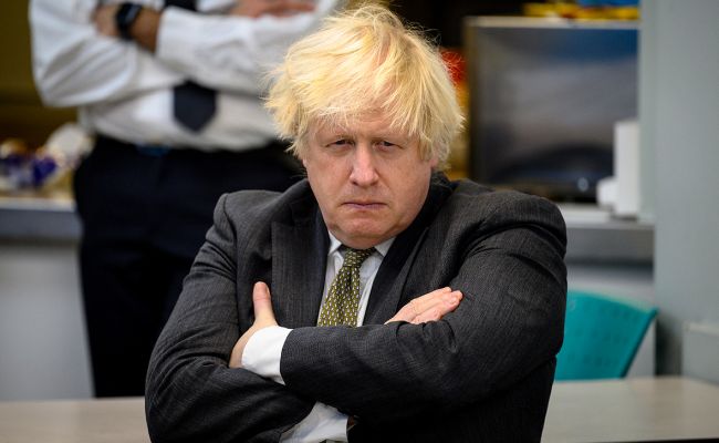 У Британії урядова криза: кабінет Бориса Джонсона масово залишають міністри, але сам він йти не збирається