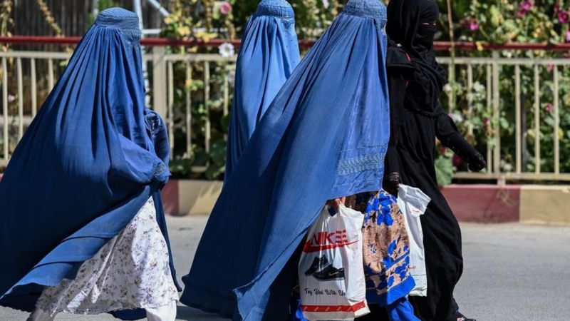 Дім став в'язницею. Як живуть афганські жінки через місяць після захоплення влади "Талібаном"