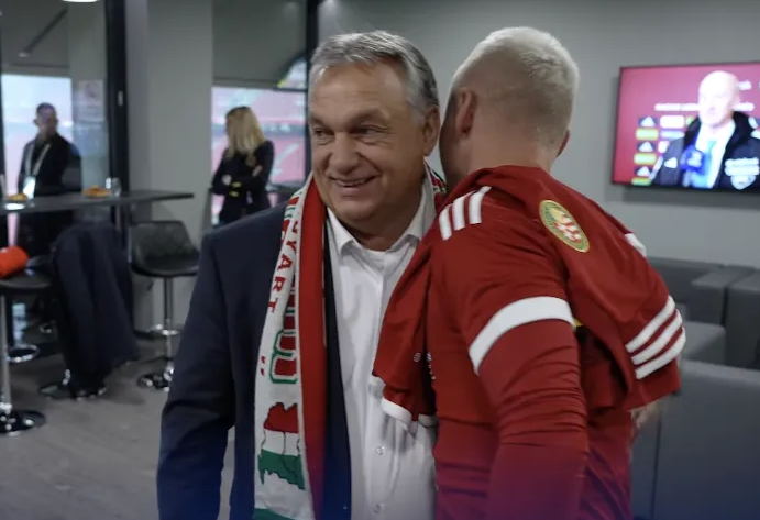 Орбан потрапив в гучний скандал через шарф із зображенням "Великої Угорщини", до складу якої "включили" частини Румунії та України. ФОТО