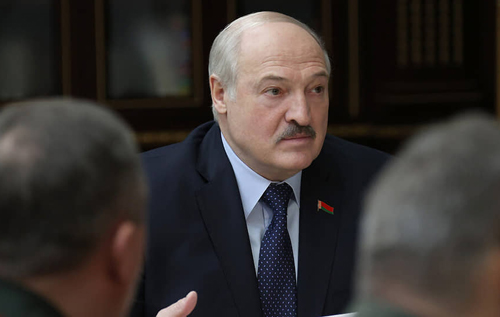 Лукашенко боїться, що військові будуть саботувати його накази про наступ на Україну, проте Путін його шантажує