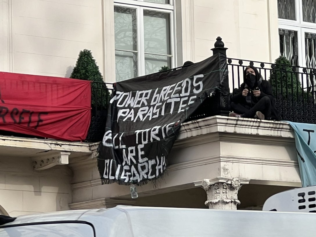 У Лондоні протестувальники увірвалися в будинок путінського олігарха Дерипаски та вивісили там український прапор
