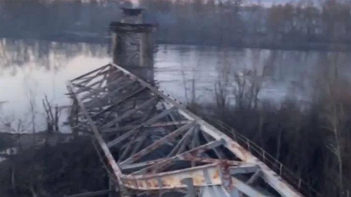 У Чернігові росіяни розбомбили міст, що вів до Києва