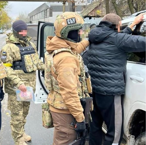 СБУ затримала у Херсоні чоловіка, який допомагав фсб втікати на катерах на лівий берег Дніпра