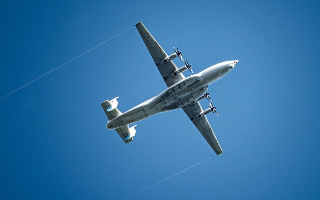На аеродром у Білорусі прилетів найбільший у світі турбогвинтовий транспортний літак, після чого там зникло світло